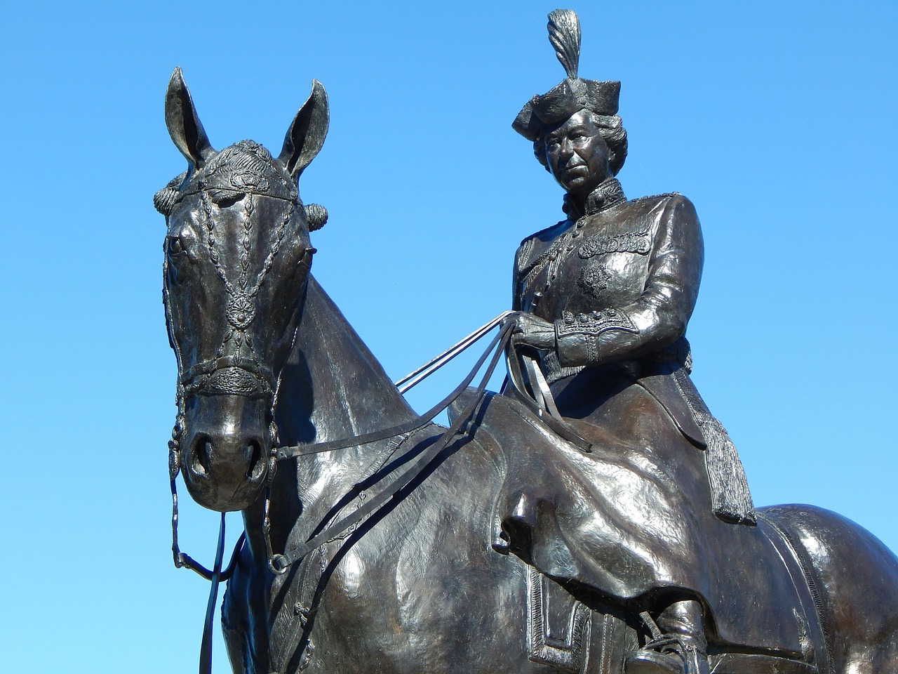 queen elizabeth statue queen free photo