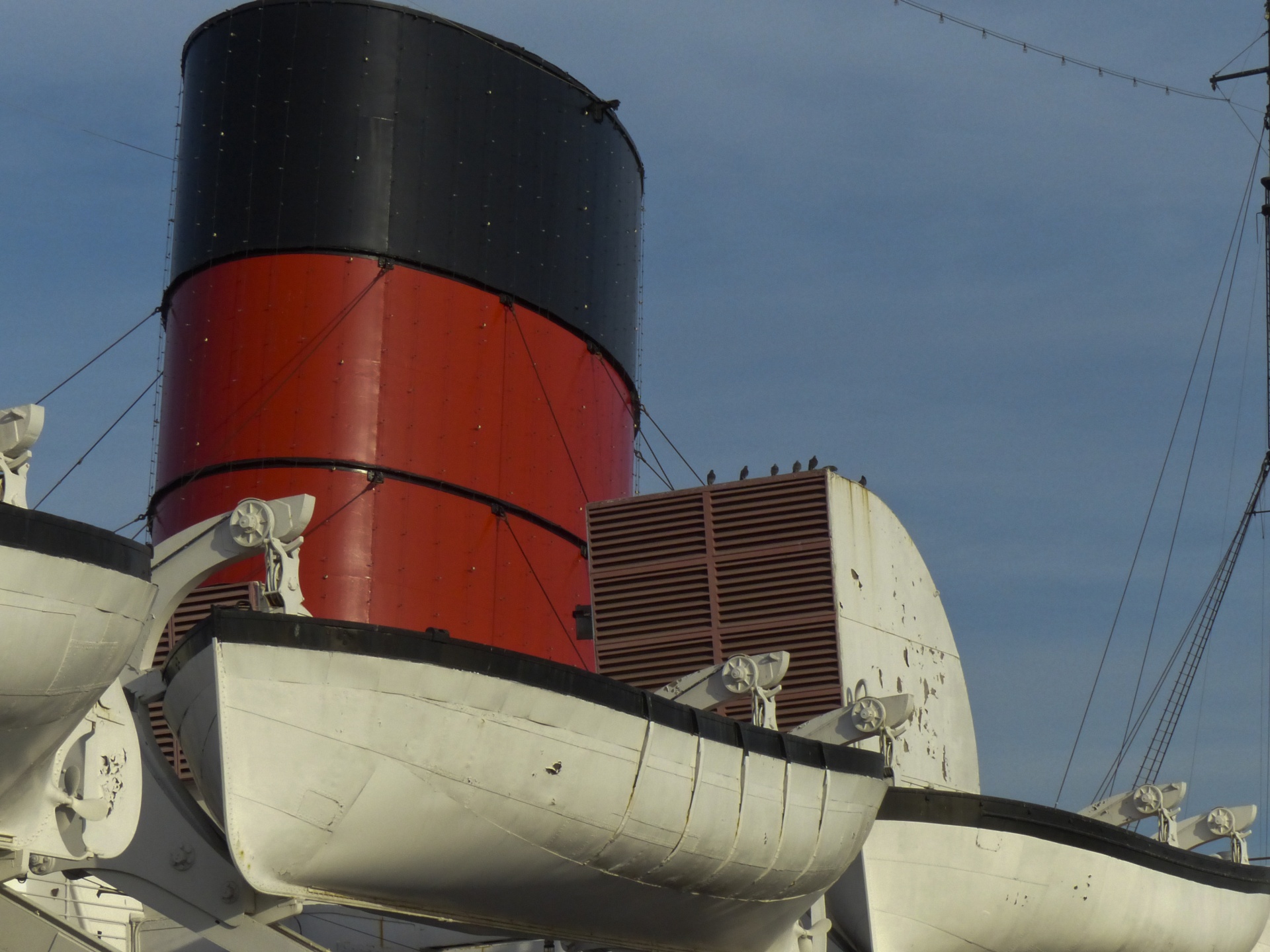 queen mary ship stack red free photo