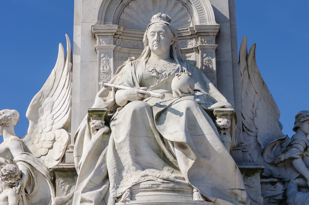 queen victoria statue london free photo