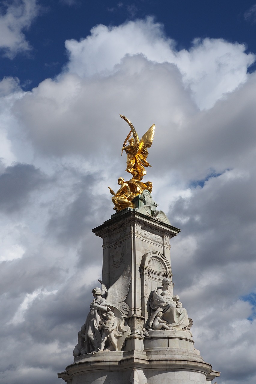 queen victoria monument monument buckingham palace free photo