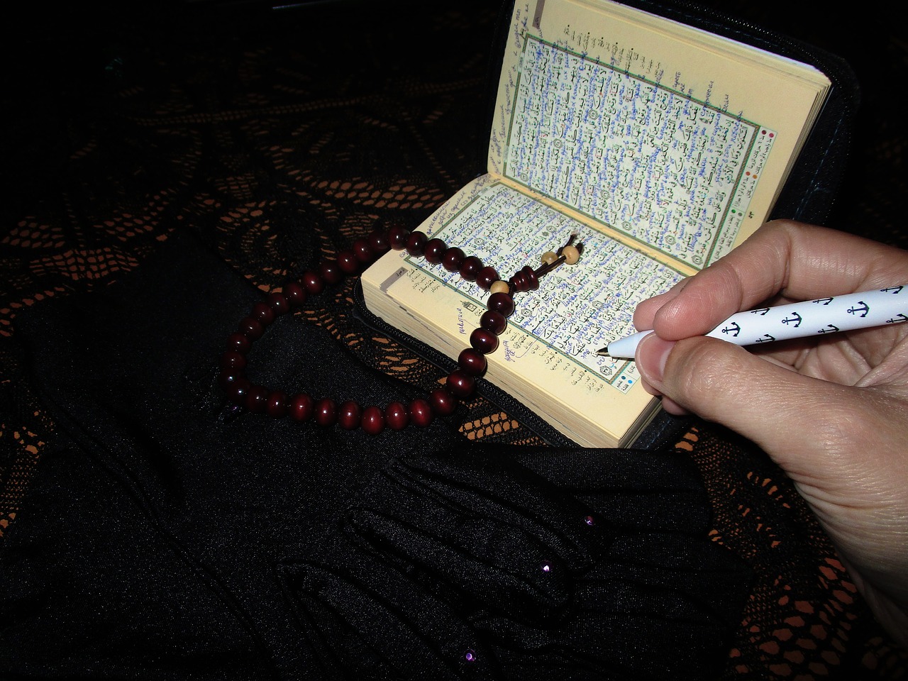 quran  scripture  shrine free photo