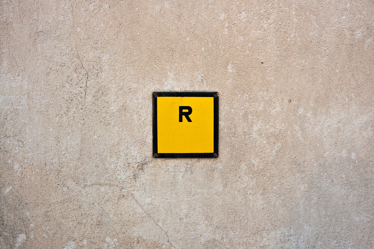 r sign symbol free photo