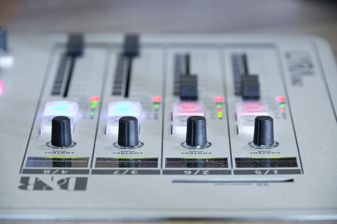 radio the console mixer free photo