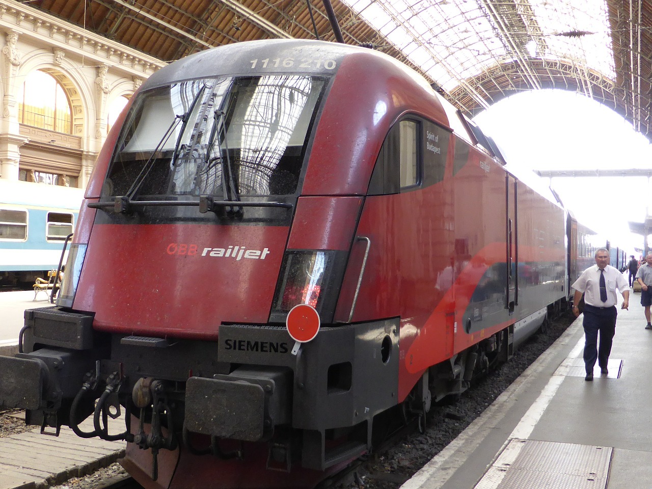 railjet locomotive budapest free photo