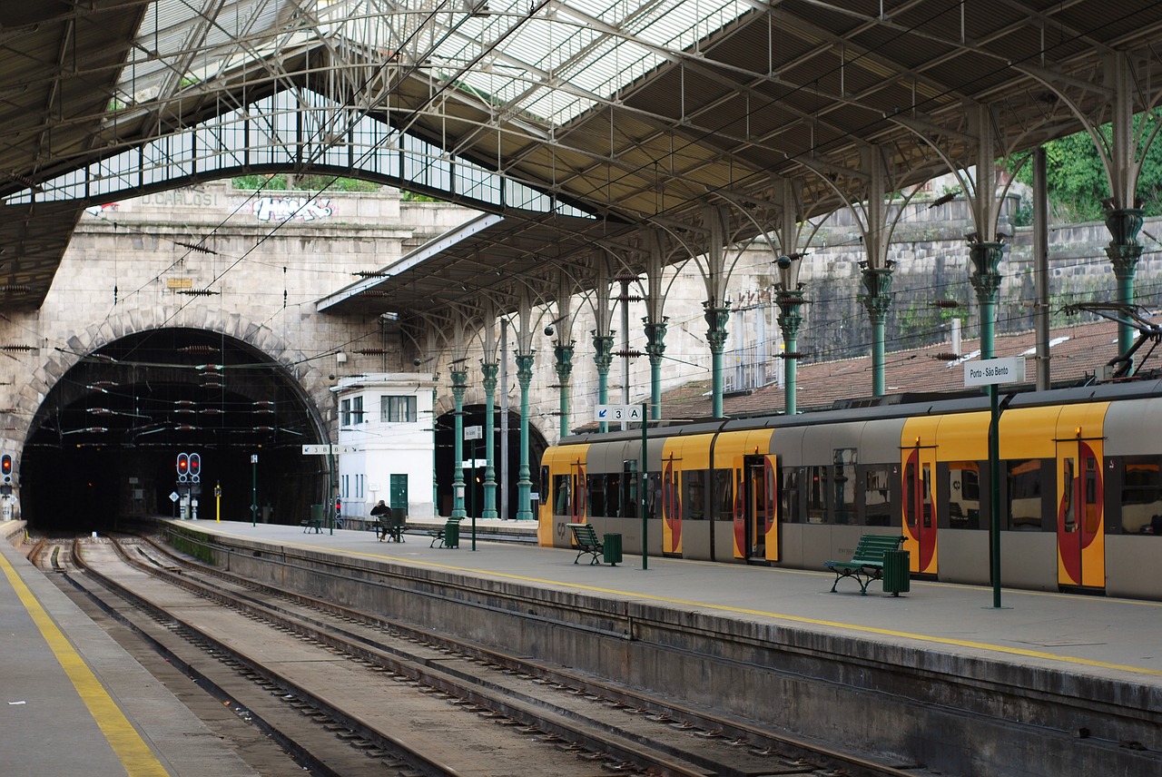 railway porto city free photo