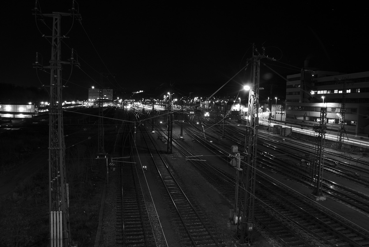 railway station gleise night free photo