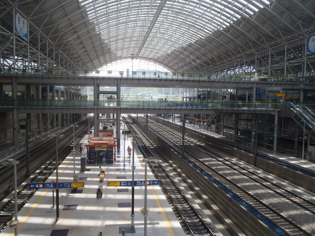 railway station korea platform free photo