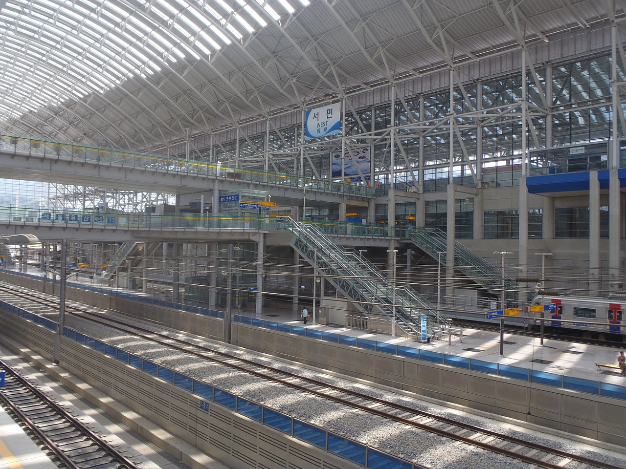railway station korea platform free photo