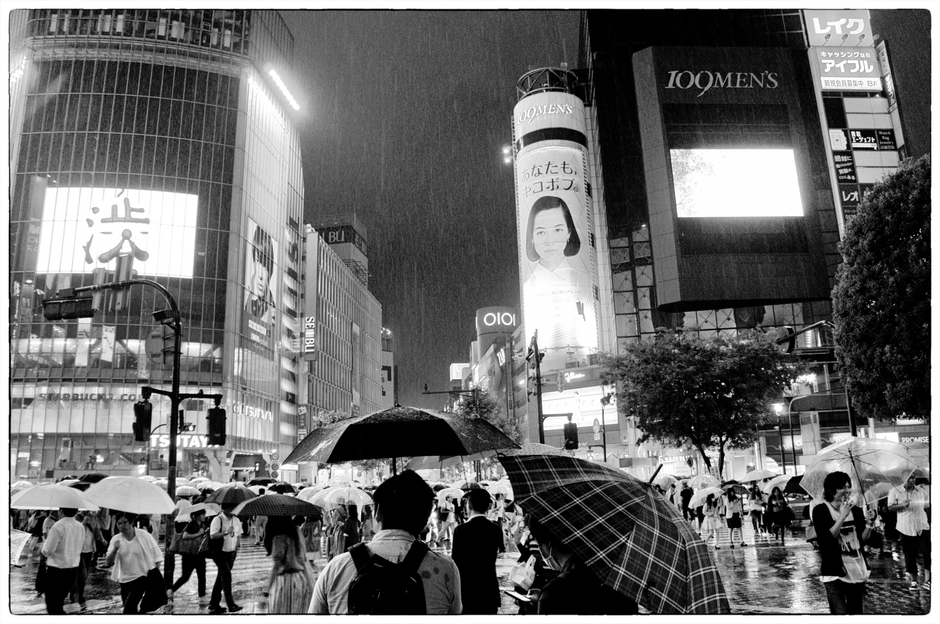 Karl tokyo shibuya. Токио Сибуя дождь. Сибуя на рассвете. Шибуя Якутск.