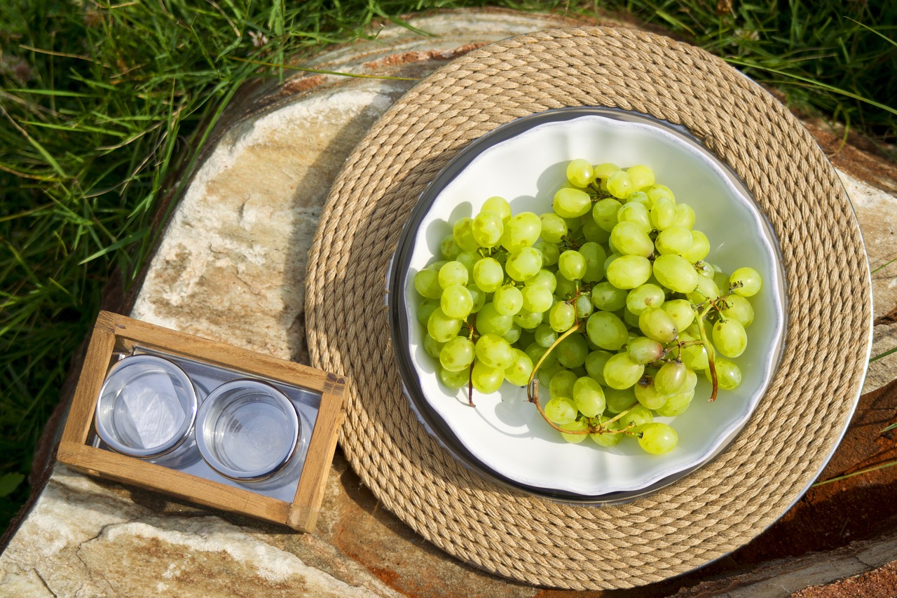 raisin green table free photo