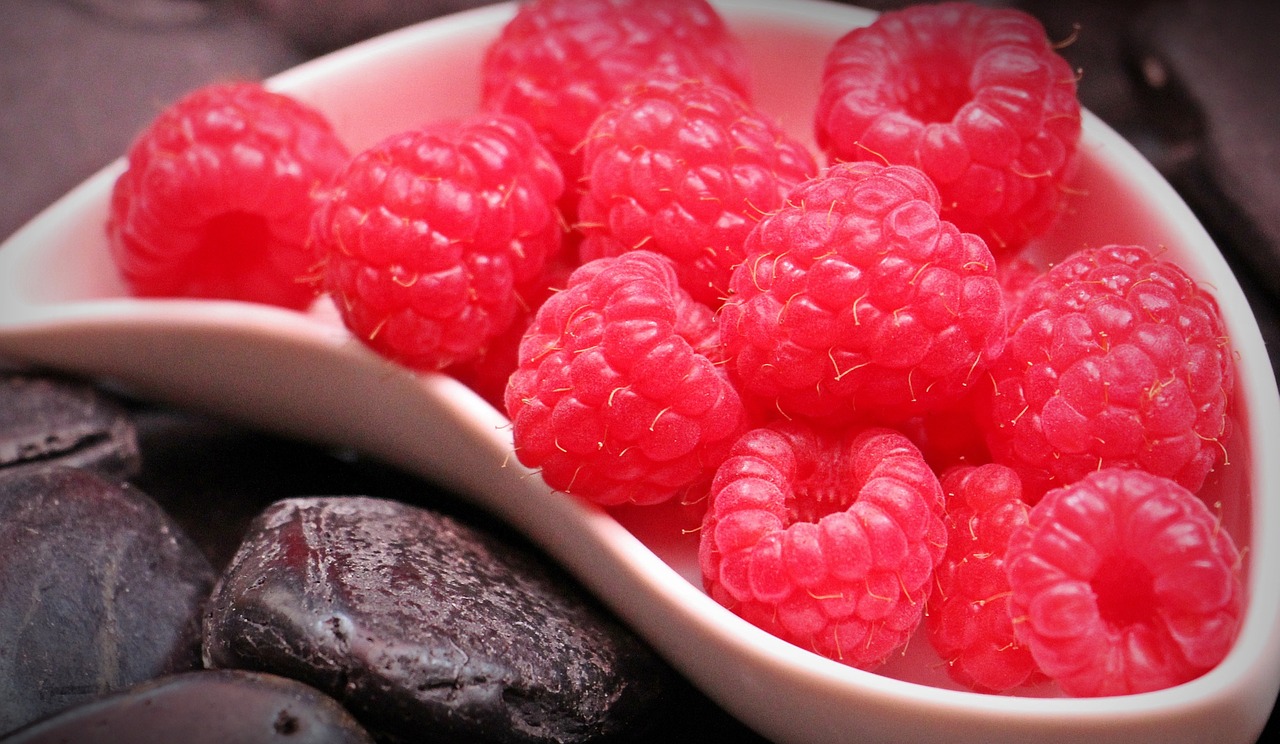 raspberry fruits fruit free photo