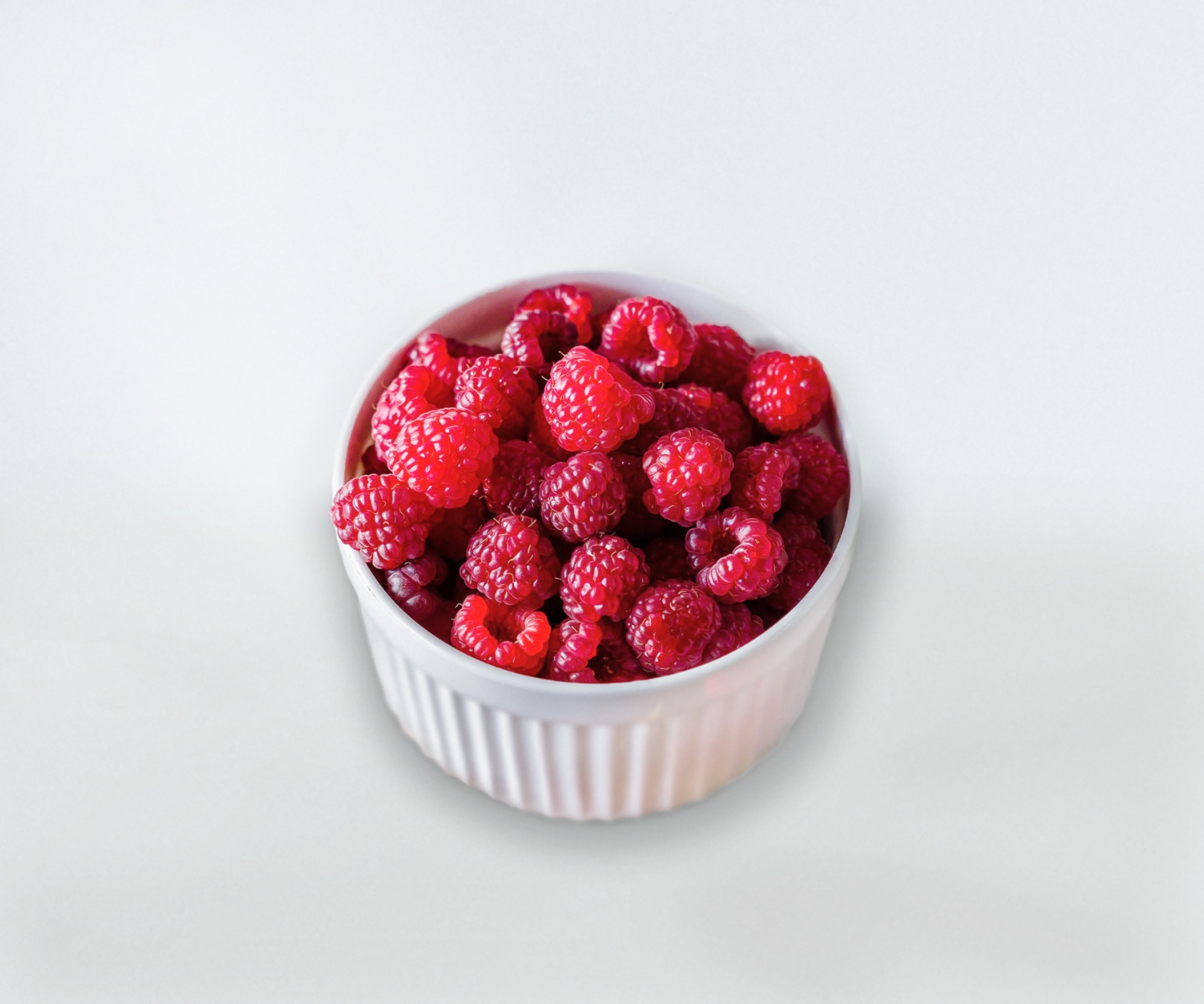 raspberry bowl bowl raspberries free photo