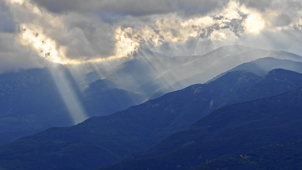 ray of light mountains clouds free photo
