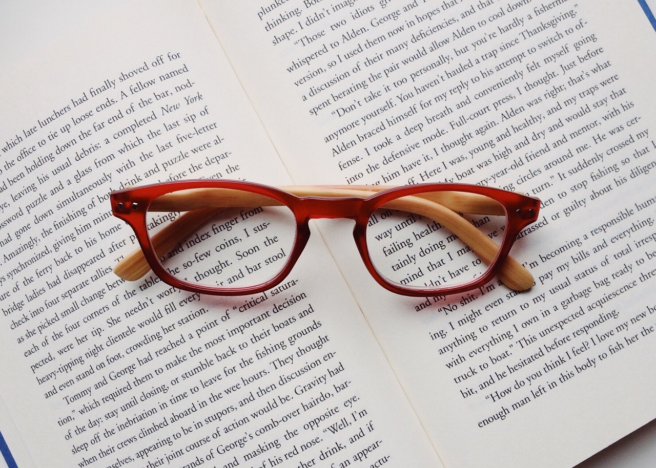Книга была прочитана на английском. Книга и очки. Очки для чтения книг. Книга с очками. Очки нв книге.
