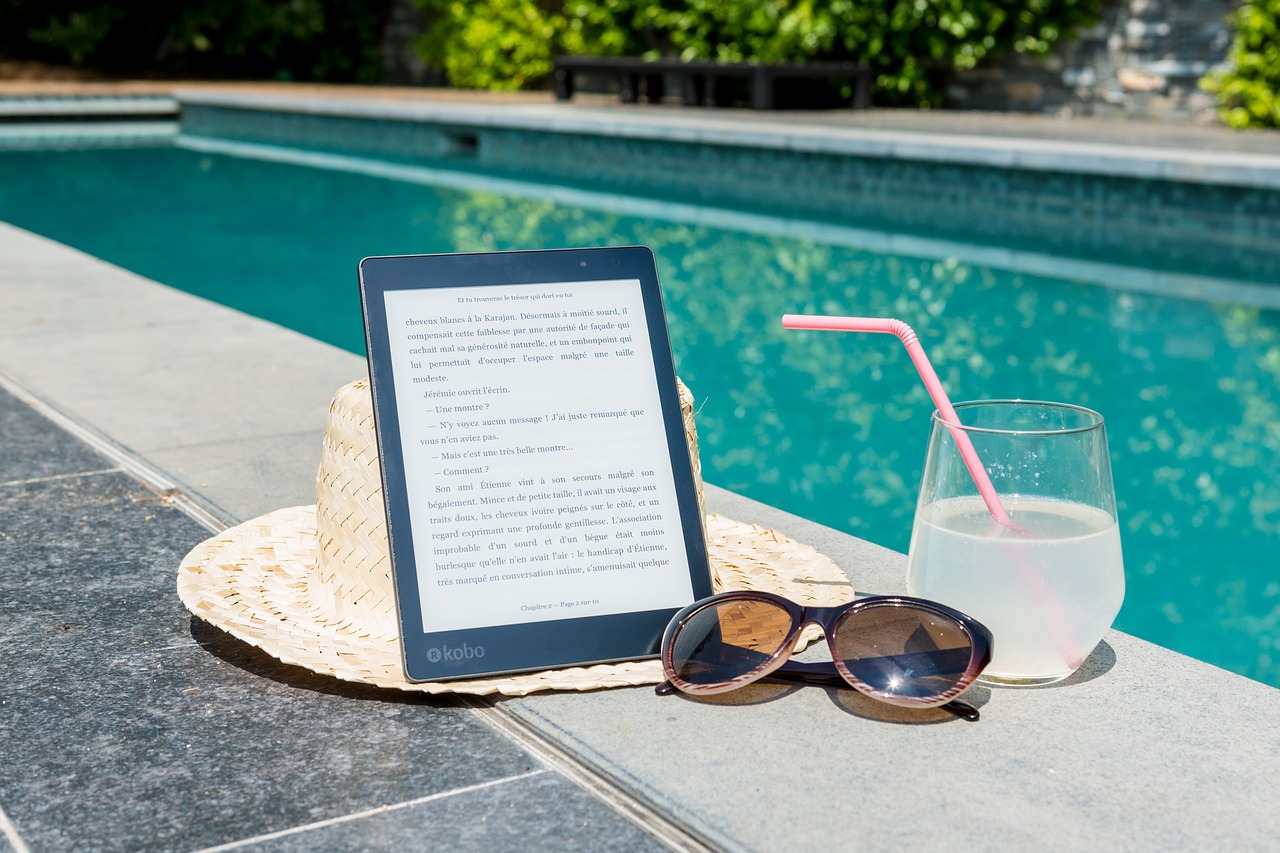reading light  swimming pool  waterproof free photo
