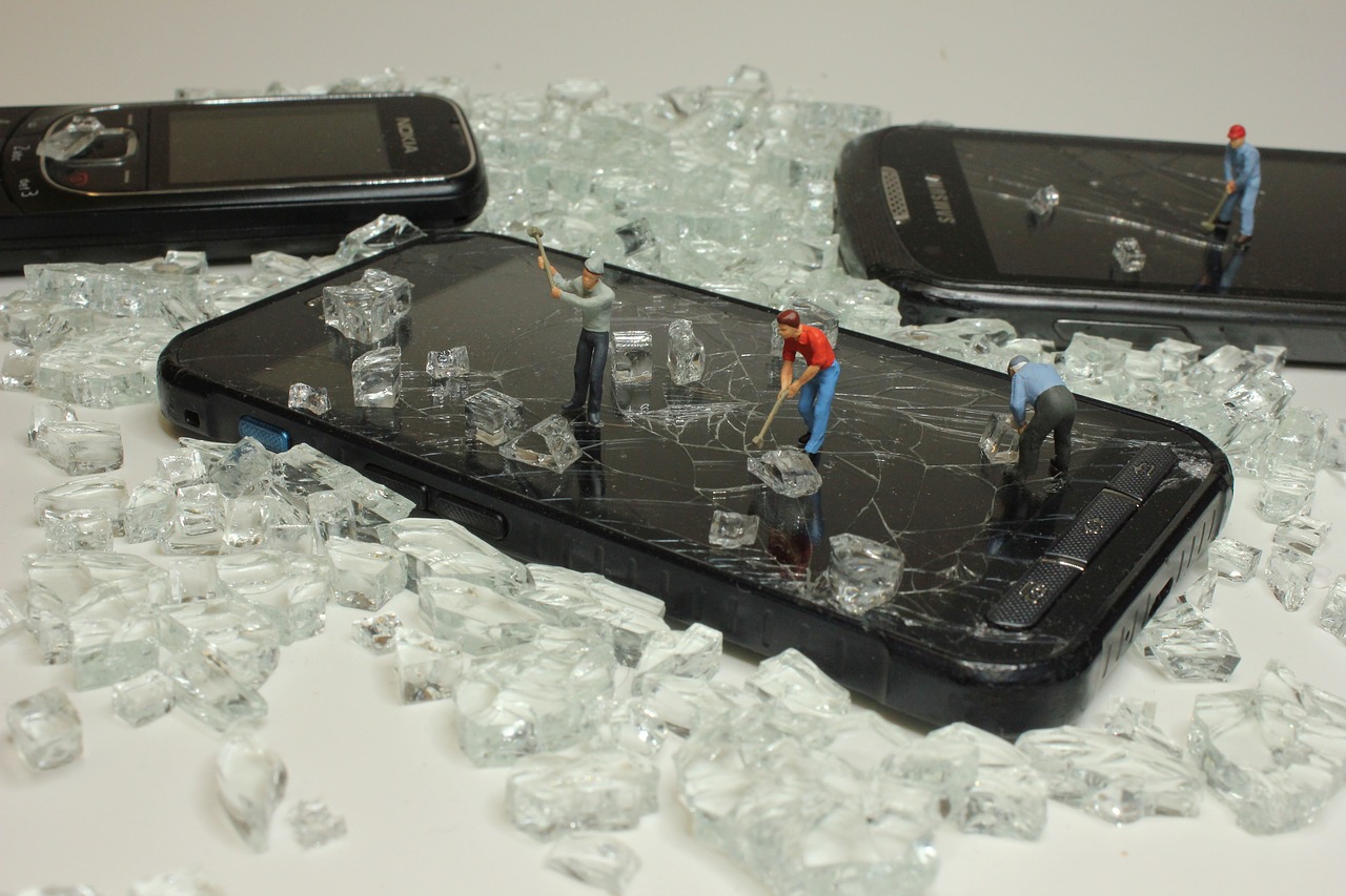 recycling mobile phone miniature figures free photo