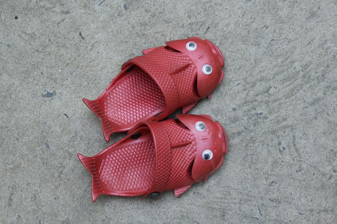 red footgear baby free photo