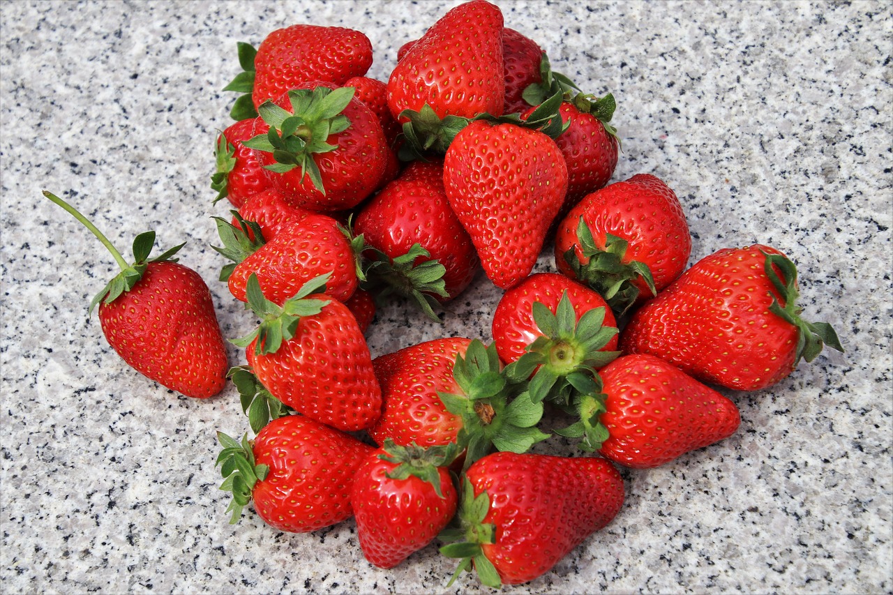 red  strawberries  fit free photo