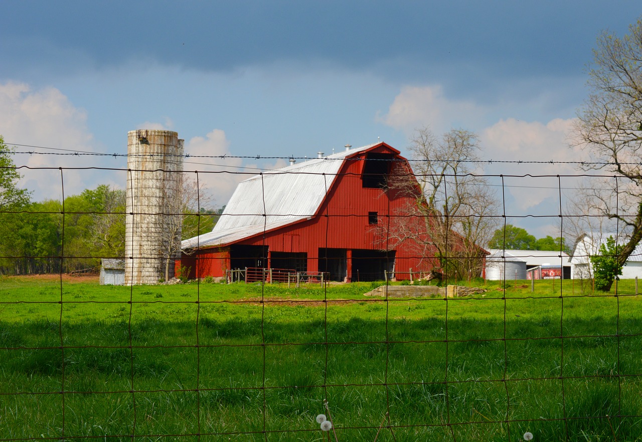 red  barn  scenic free photo