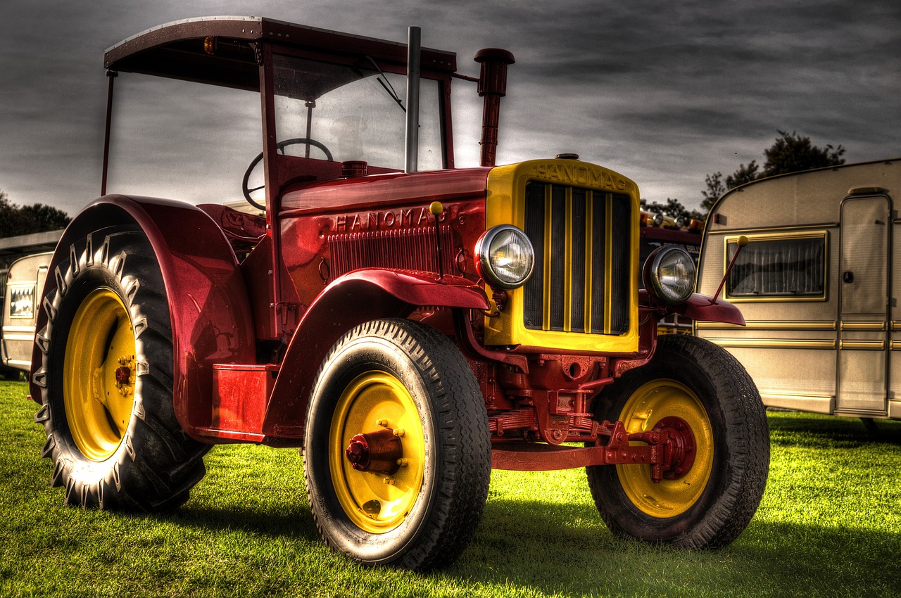 red tractor trailer free photo