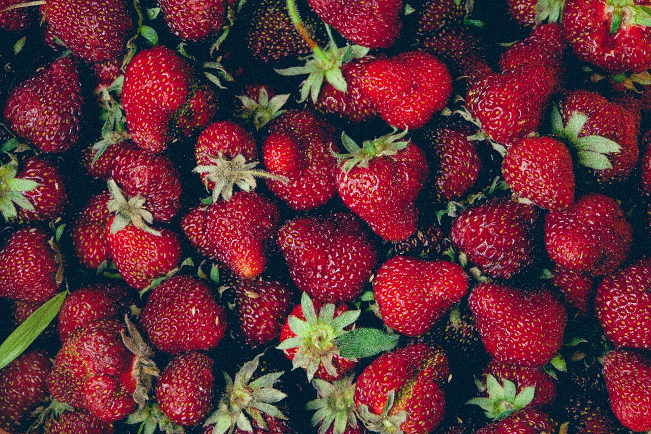 red strawberries fruits free photo