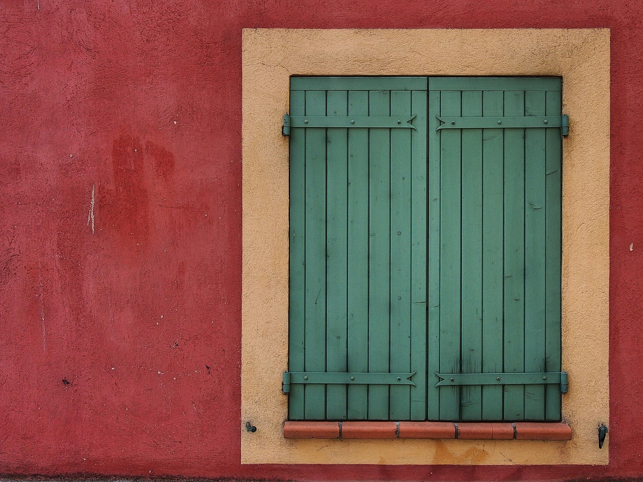red green shutters free photo