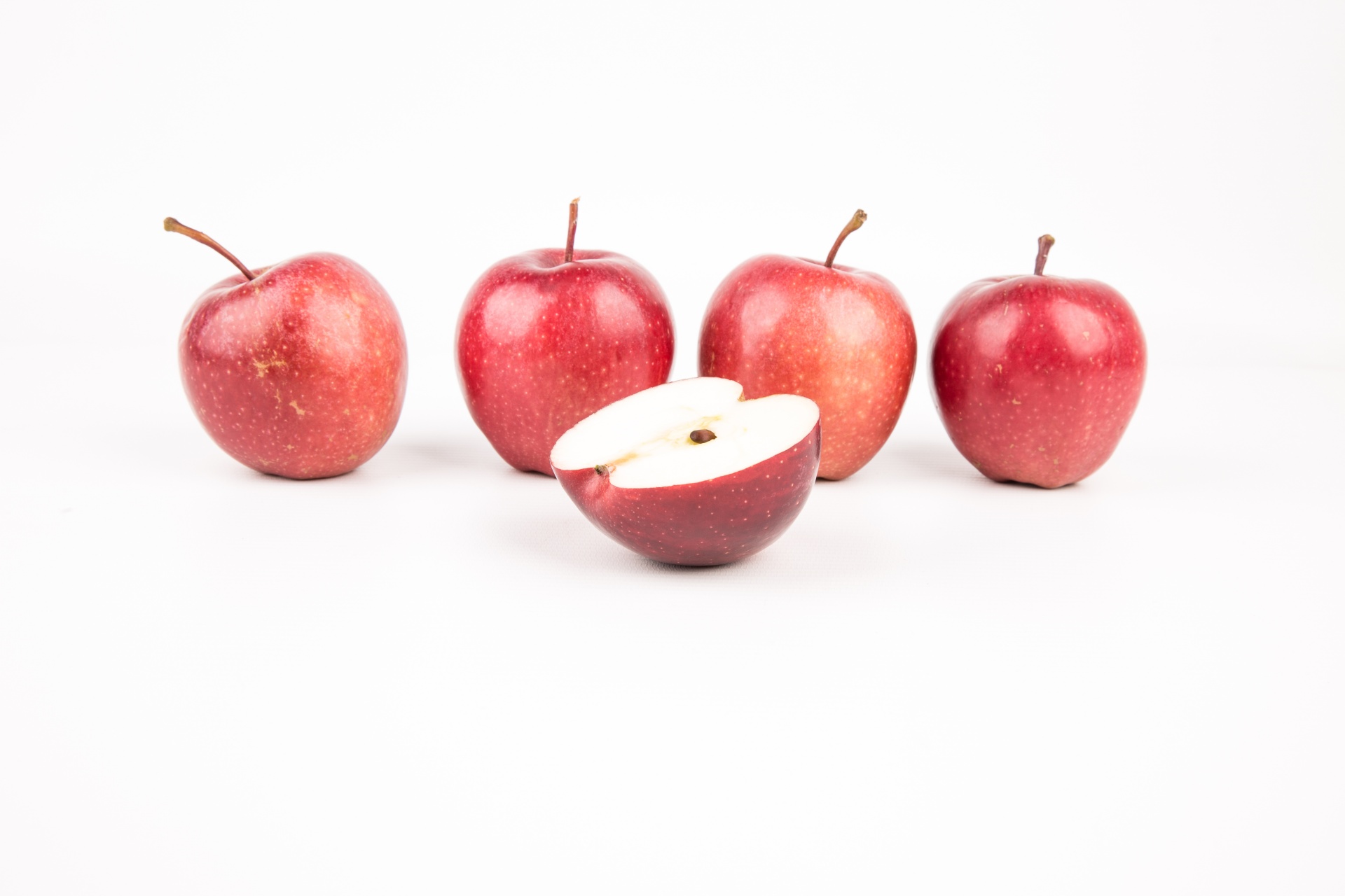 Apple three. Яблоки красные. Три яблока. Яблоки 3 штуки. Три яблока картинка.