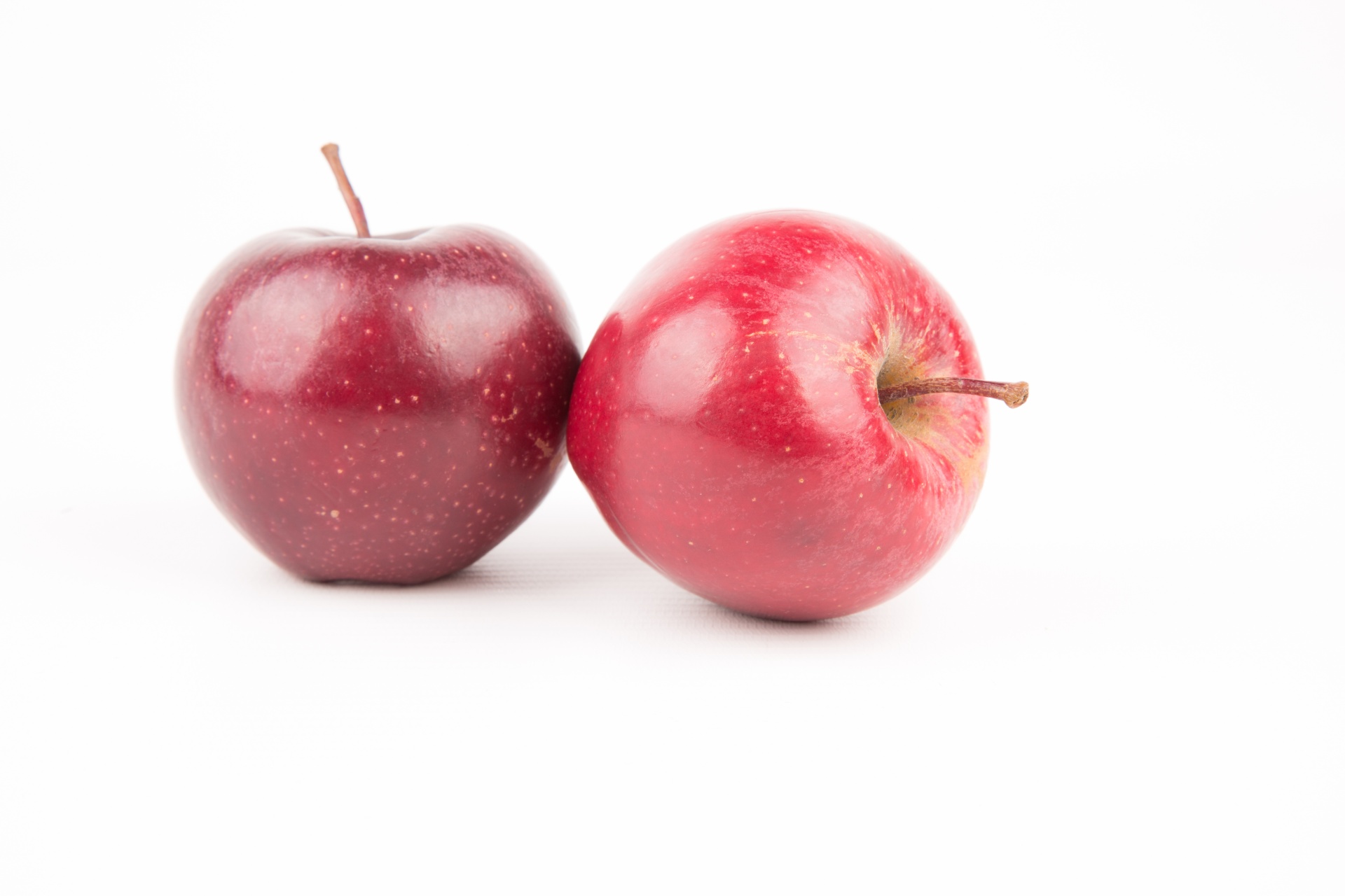 Apple three. Яблоки красные. Яблоко на белом фоне. Красное яблоко на белом фоне.
