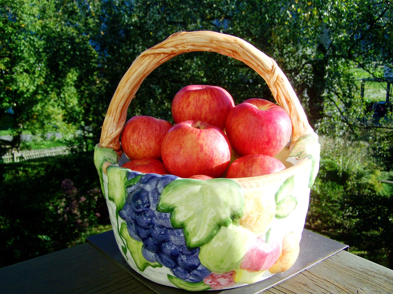 red apple ripe fruit fruit basket free photo