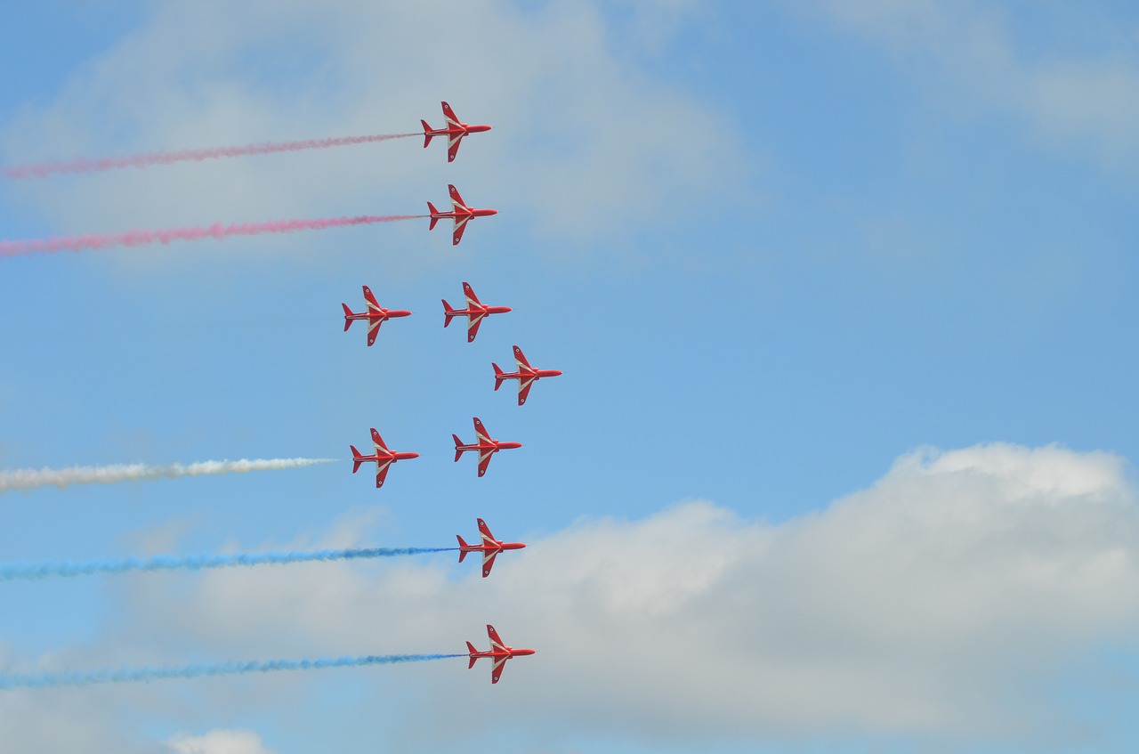 red arrows stunt flying fly pases free photo