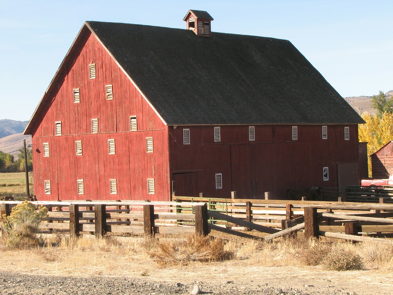 red barn dayville oregon free photo