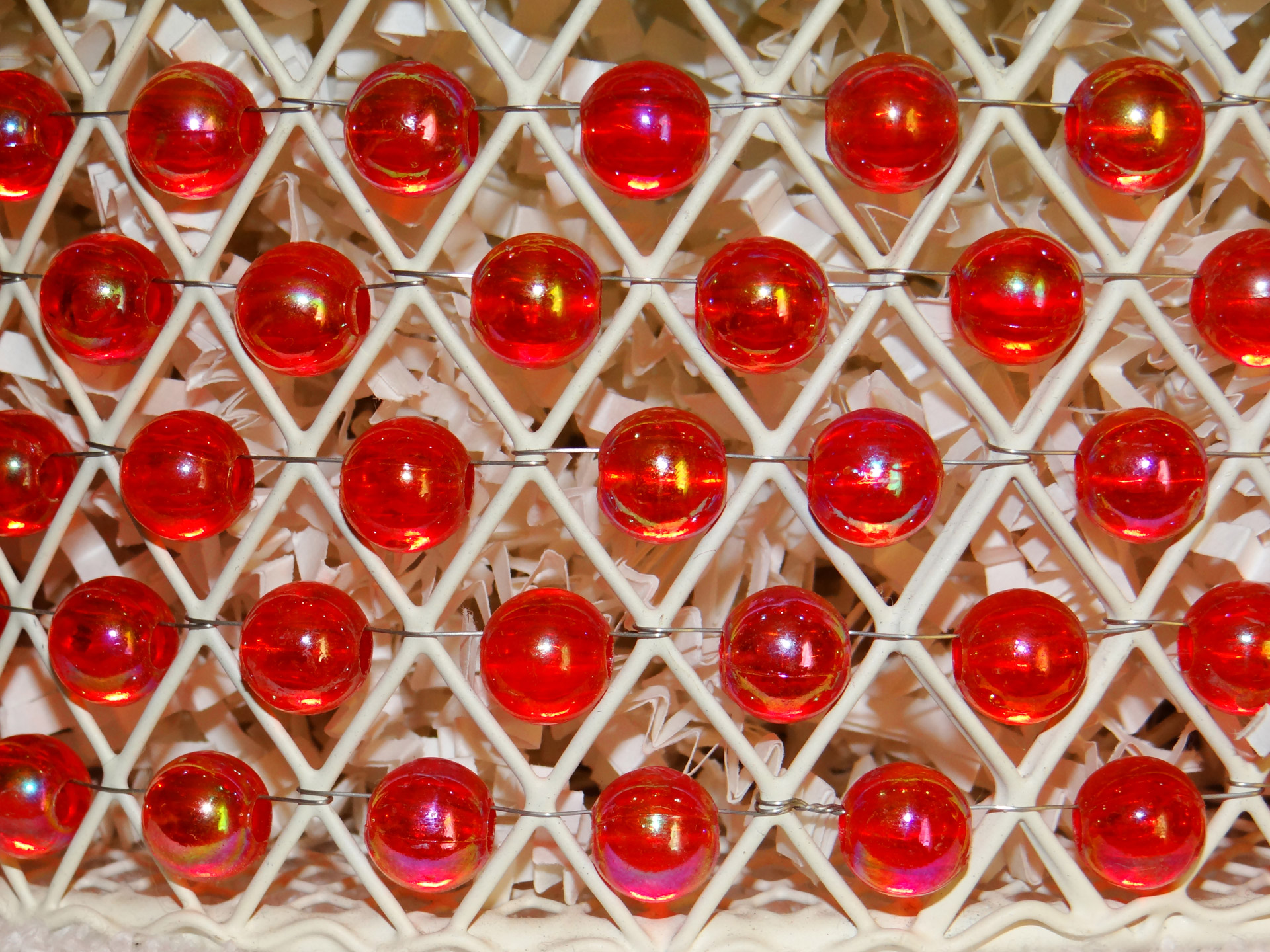 red beads wire basket free photo