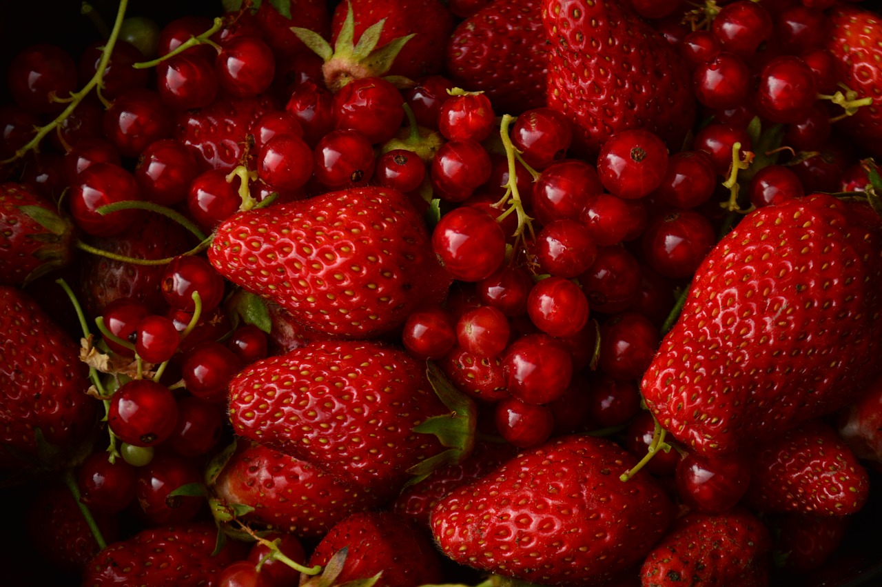 red berries strawberry red strawberry free photo