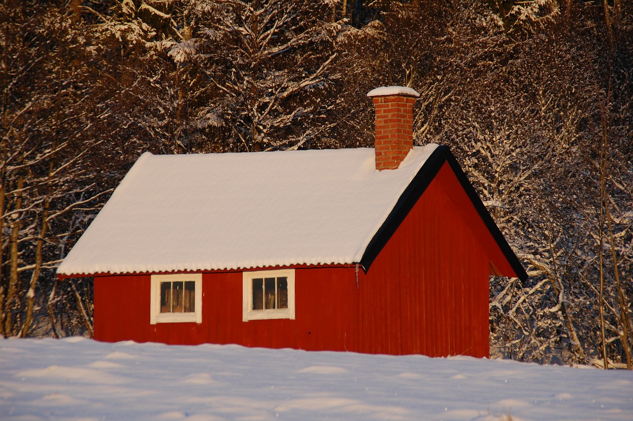 red cottage cottage snow free photo