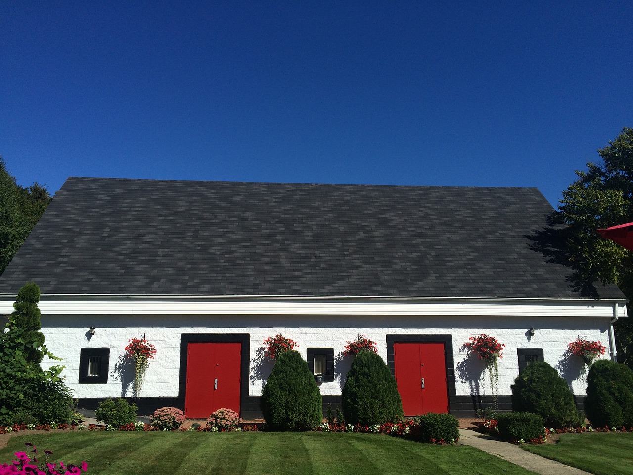 red door country blue sky free photo