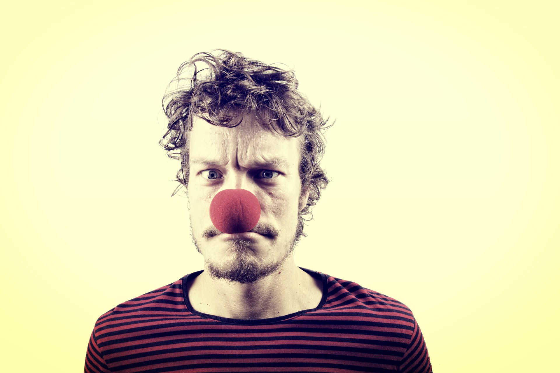 Красный нос у мужчины. Нос клоуна. Красный нос. Красный клоунский нос. Мужчина с носом клоуна.