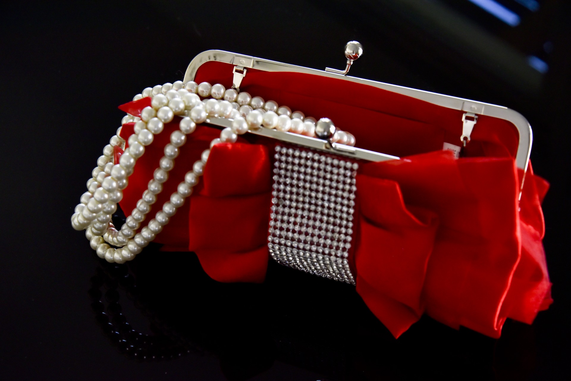 red purse pearls free photo