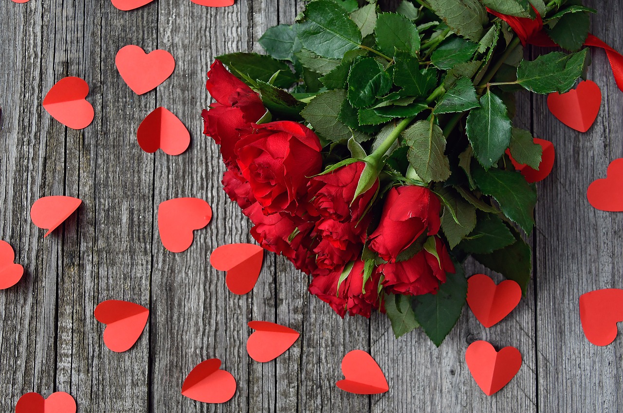red rose  red rose bouquet  valentine's free photo