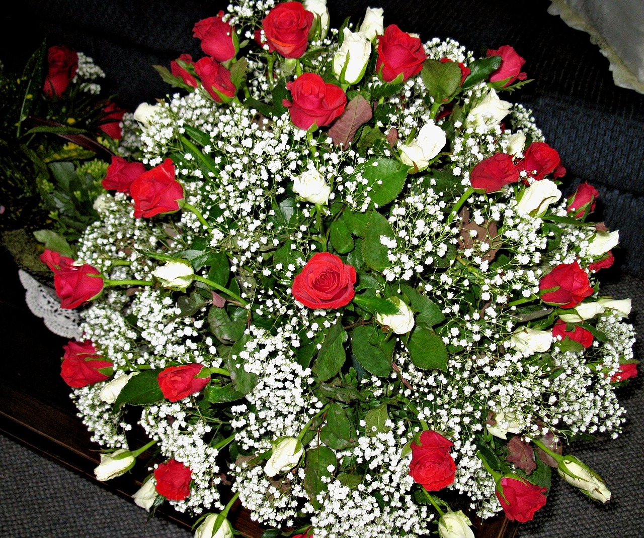 red roses white roses baby's breath free photo
