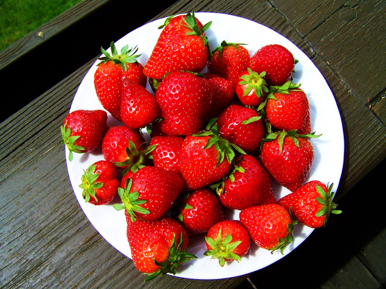 red strawberries fruit food free photo