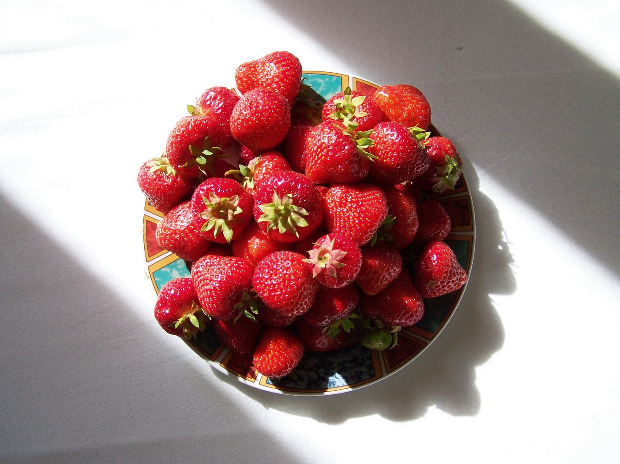 red strawberries ripe fruit sweet free photo