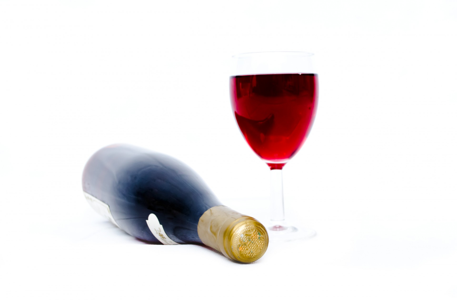 Вино пьяница. Подливают вино в бокал. Вино разрывает. PH in Wine. Alcohol background White.