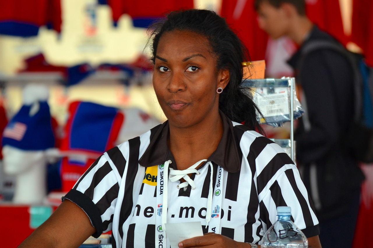 referee the cashier free pictures free photo