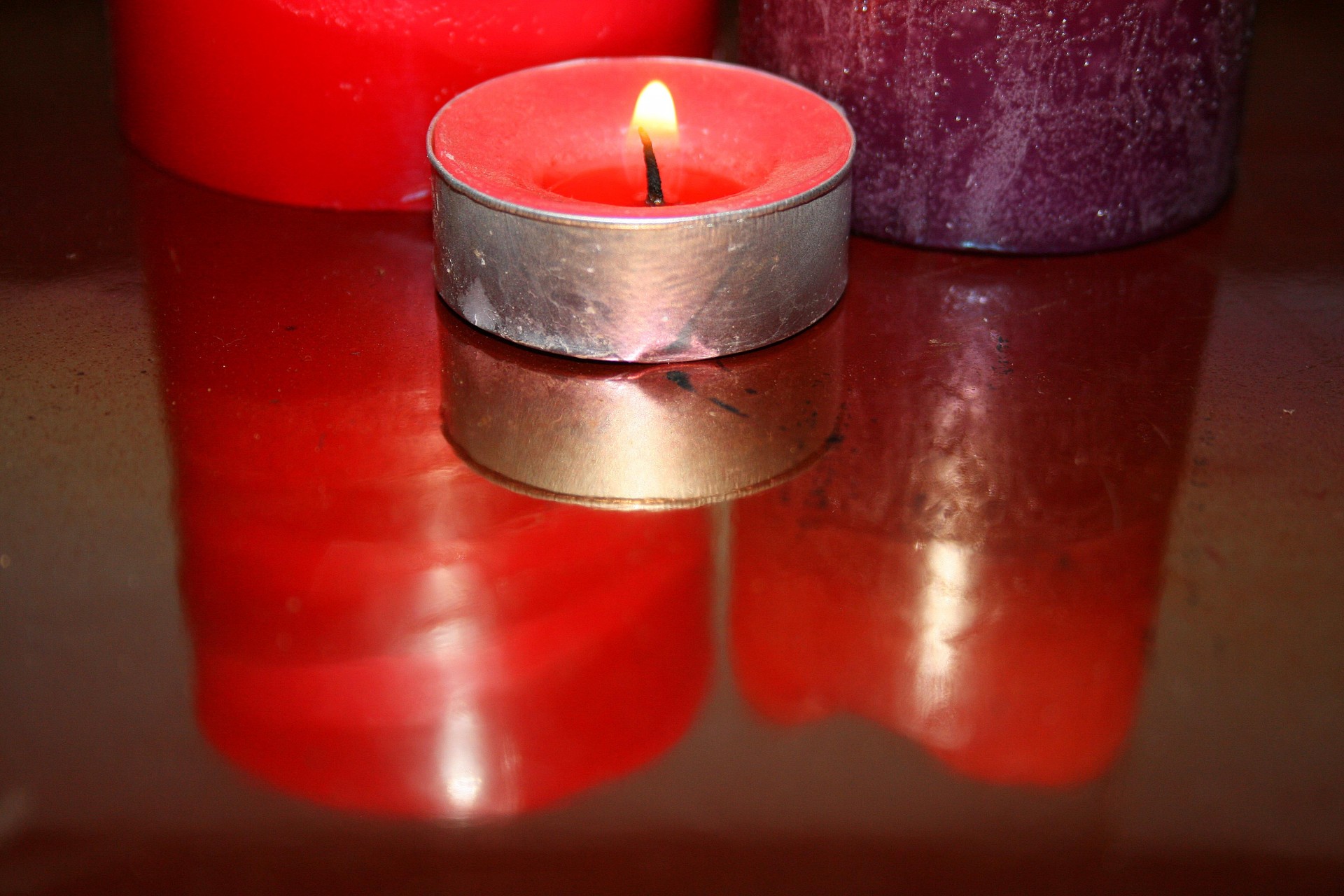 candles red reflection free photo