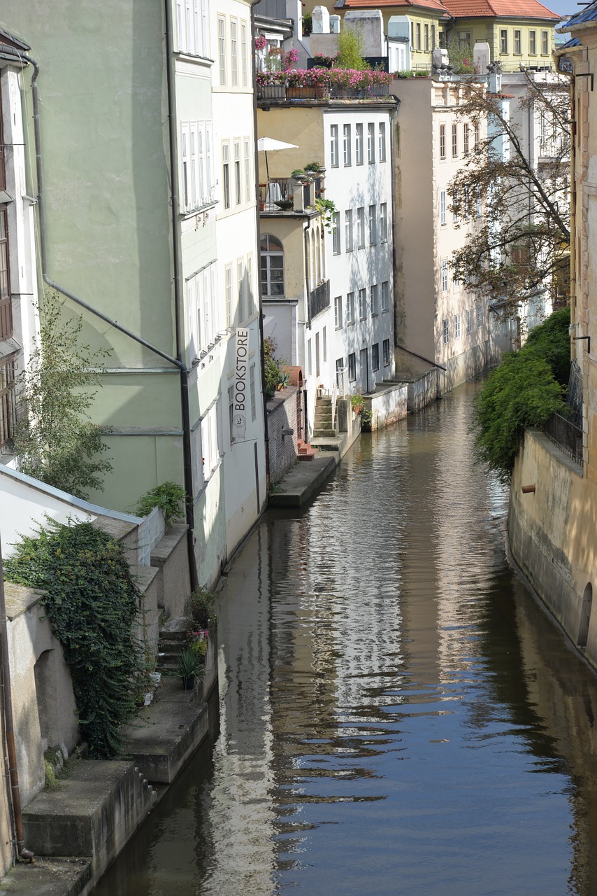 reflection channel prague free photo