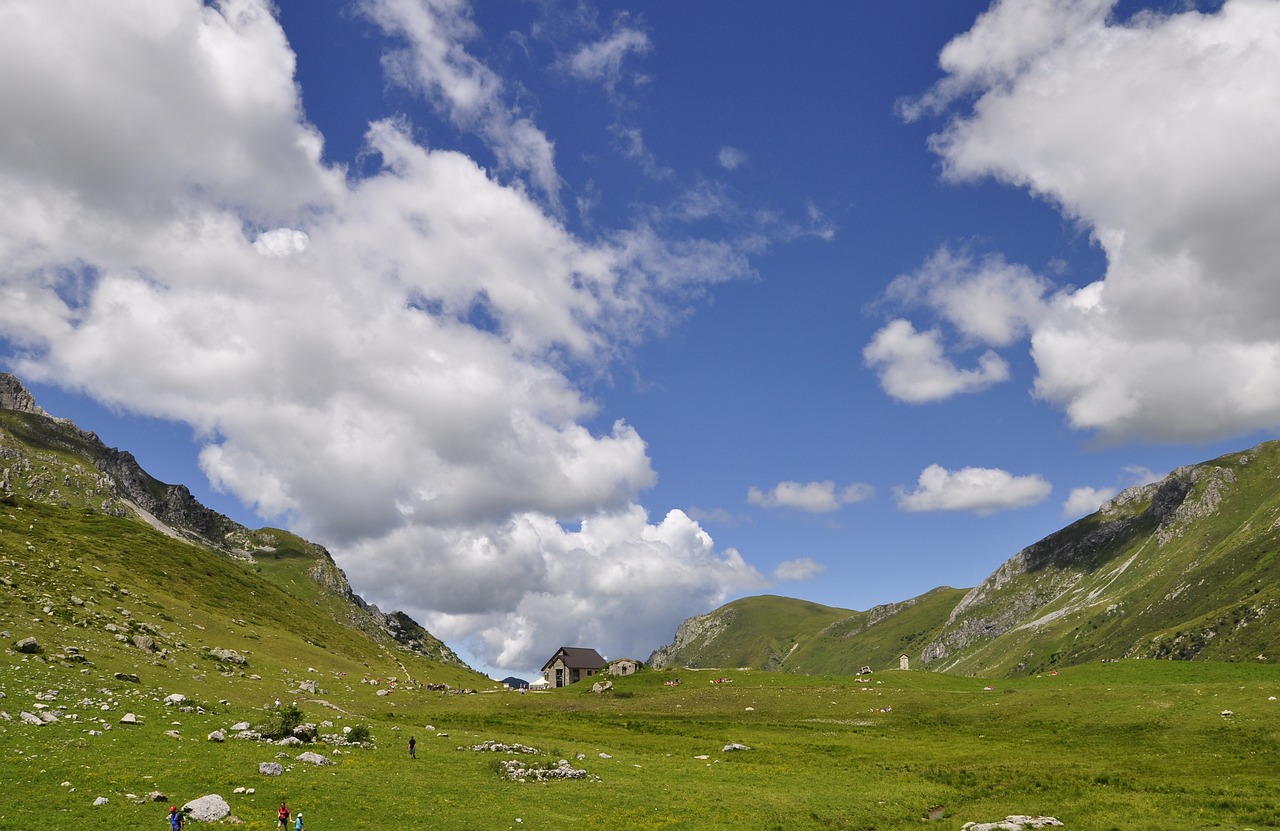 refuge mountain trekking free photo