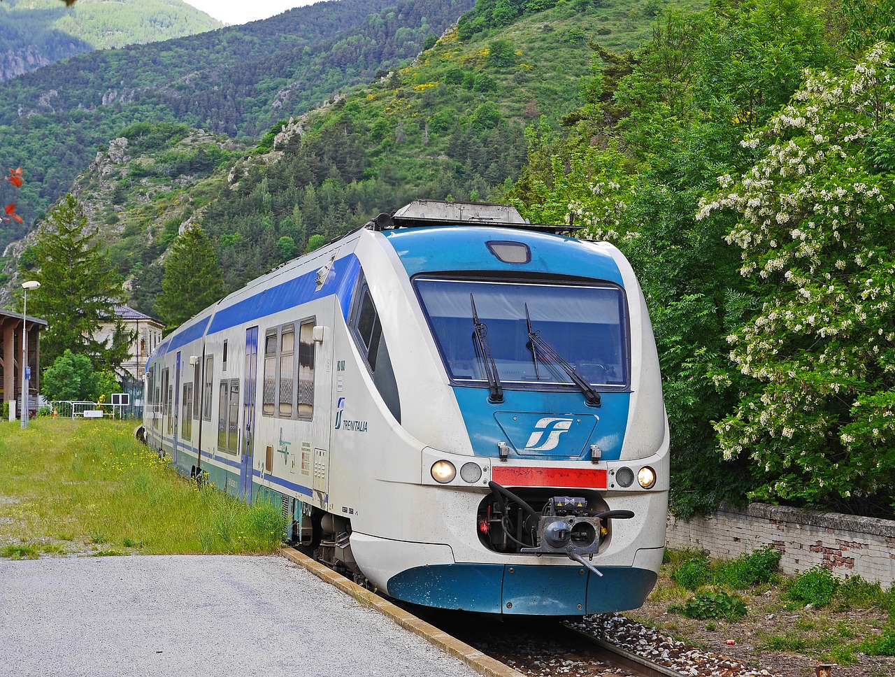 regional train rail- cars trenitalia free photo