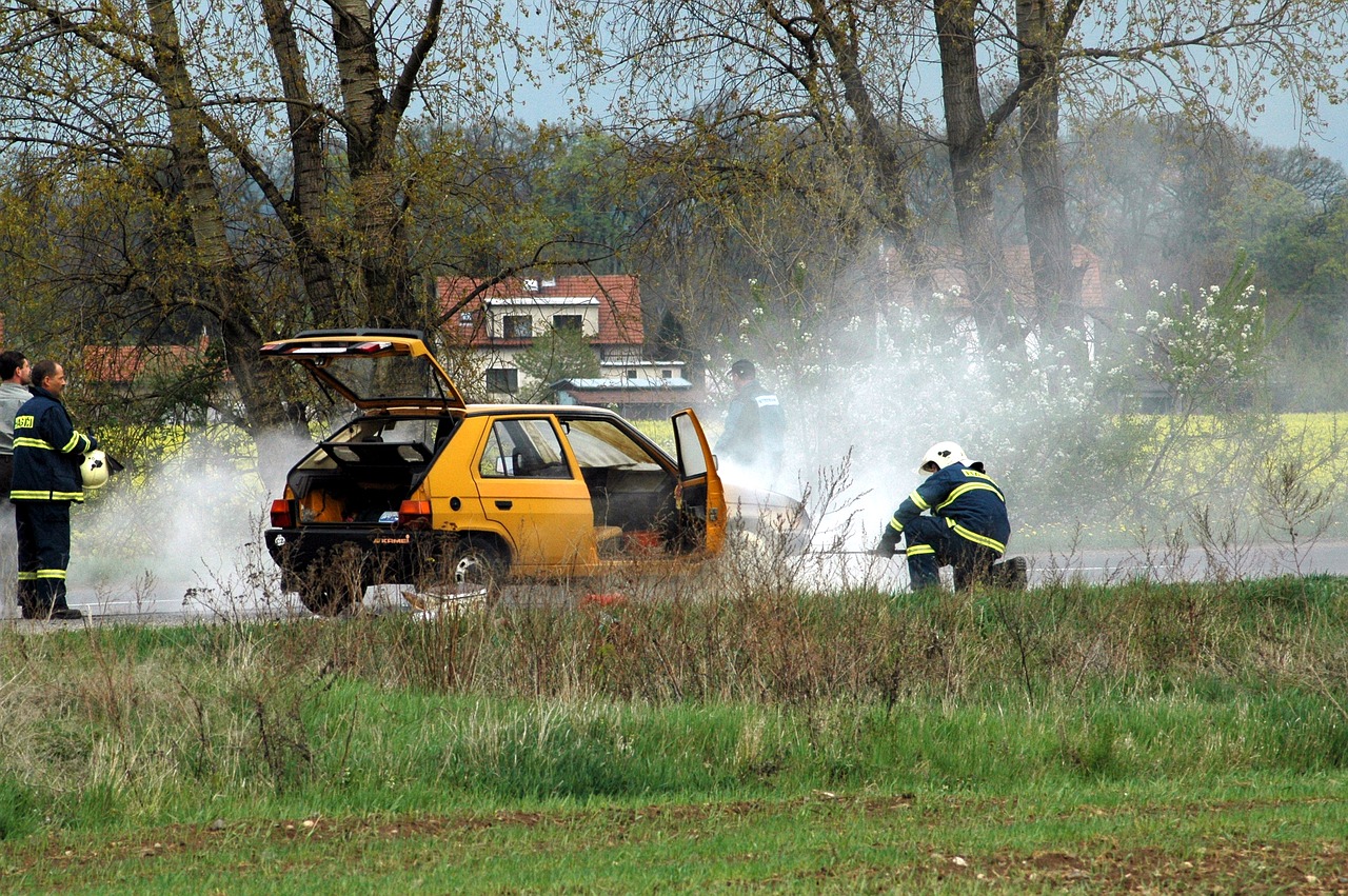reportage car fire firefighters free photo