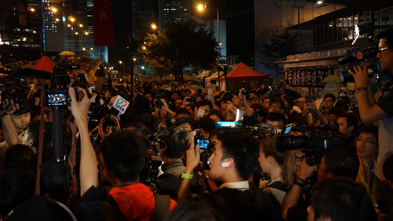 reporters crowd of people sensation free photo