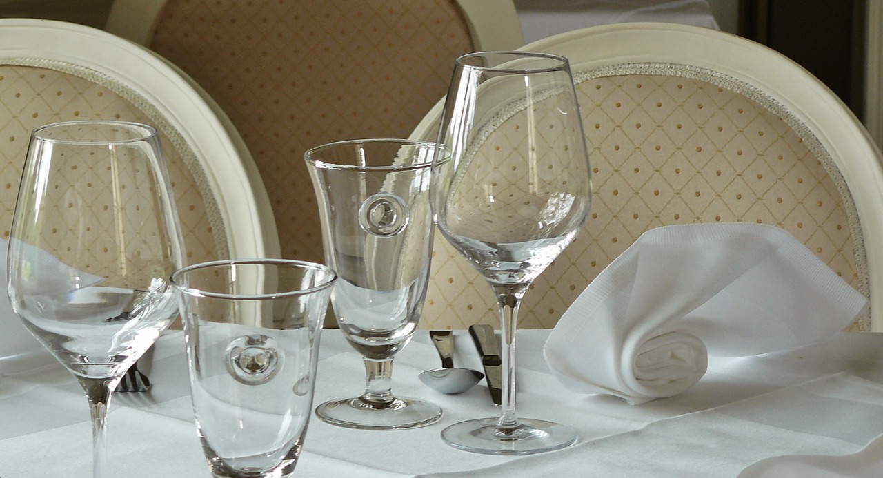 restaurant cover glasses free photo